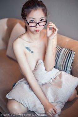 美女脱了内裤打开腿让男人戳